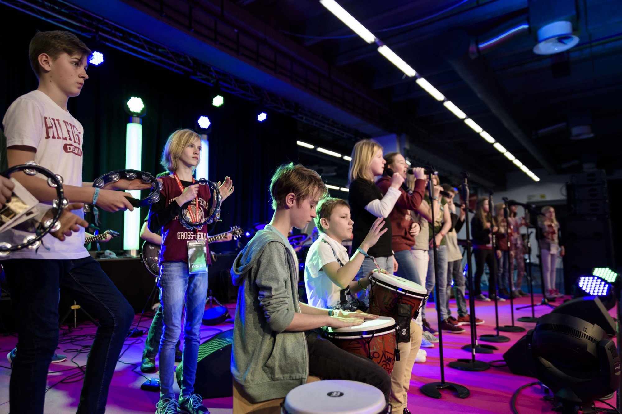 Bandklasse im Konzert mit Djemben, Schellenkränzen und Gesang